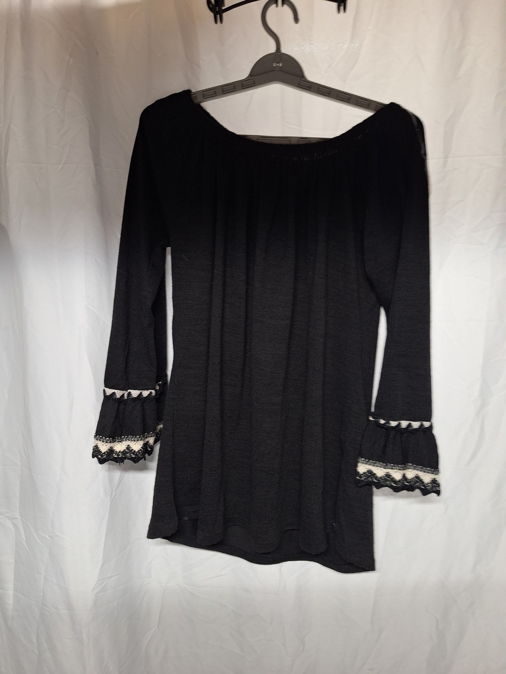 WinWin Black Off-Shoulder Long Sleeve Tunic with Lace Cuffs